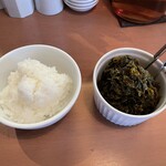 Ramen Kabachiya - サービスの白飯と山盛りの高菜