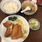 三ちゃん食堂 - 本日のランチ＝しゃけフライ＆ハムカツ定食@550円