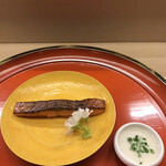 赤坂 菊乃井 - 昼懐石１３３１０円。桜鱒燻し焼き。燻製器でレアに仕上げ、軽く炙ったものです。焼き、生、両方の味わいと食感を堪能できます（╹◡╹）（╹◡╹）