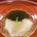 赤坂 菊乃井 - 昼懐石１３３１０円。もずく 長芋そうめん。丁寧に作られた酢の物です。向付〜次の桜蒸しまで魚が続くので、良い口直しになると思います。お魚星人は続いても良いのですが（笑）