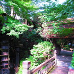 黒茶屋 - 入り口の水車と門