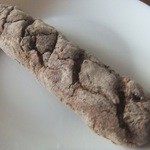 ラトリエ ドゥ プレジール - すでにカチカチ？かとおもいきや、ふわふわしていた。中にはクルミとレーズンが練り込んであり、クルミは香ばしく練る前に一度焼いている感じがする。皮もない。レーズンはかいじゅう屋よりは身が小ぶり。自家製か？