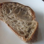 生地の中に練り込んであるのはバジル。天然酵母でもここまで気泡が抜けていなのをロスとしないのは結構強気な気がするけどもある意味それもよしとしてしまう、これはパスタと一緒に食べると楽しめる一品、面白い。