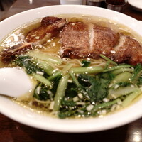 三和楼 - ”排骨麺”（パイコーメン）　\880、ホームページに記載されていたお店の説明：カリカリサクサクの排骨をあっさり麺とお召し上がりください。