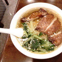 三和楼 - ”排骨麺”のTopView、元祖と言われる大きな”排骨”が丼を覆い尽くしています。そこに”ほうれん草”がかなり多めに入っています。