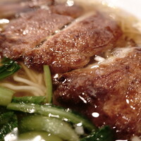 三和楼 - 大きな”排骨”へZoom、透明な醤油味のスープは薄味で、スッキリとしています。そこに揚げた”排骨”の脂が薄らと浮いています。