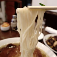 三和楼 - 麺は鹹水が少なめの白いストレートのアッサリとした細麺です。加水率は低めで、細くも絶妙な硬さの歯切れの良い食感の麺です。