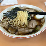 青島食堂 - 中太の縮れ麺