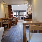 Umezono Kafe Ando Gyarari - 店内の雰囲気