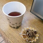 菜工房ヤマダ - サービスのお茶 ＆ ヤキニク（試食）