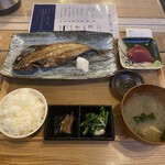 うまい魚が食べたくて - 日替わり定食¥1.000  
            鯖干物(中)&メバチ鮪刺だが全体的寂しそ見映えです
