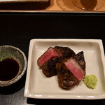 ガンツウ - 黒毛和牛のロース肉の炭火焼き　わさび醤油
