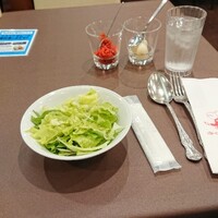 紅花別館 - まずサラダ、らっきょう、福神漬け