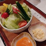 寿司処おかだ - 野菜サラダ 600円　マヨで食べたい友達とドレッシングで食べたい私。別盛りでお願いしちゃった 笑