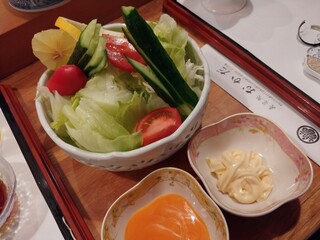 Sushidokorookada - 野菜サラダ 600円　マヨで食べたい友達とドレッシングで食べたい私。別盛りでお願いしちゃった 笑