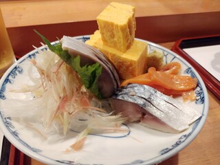 Sushidokorookada - 〆鯖刺身 900円　玉子焼きも追加