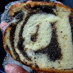 サイラー - 【モーンシュネッケ？】黒芥子パン。ずっしり濃厚な甘味。ヨーロッパの味がする