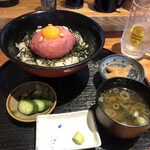 お魚処 うおとも - マグロユッケ風丼（withハイボール）