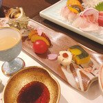 雲見園 - 前菜：サザエと伊達巻玉子と煮物！食前酒