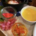 Neu.cafe - スープはちゃんと熱々♡ピクルスもお野菜たっぷりでヘルシー！カラフルで元気出ますヾ(´︶`*)ﾉ♬