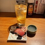 ワンコイン割烹 川崎魚金 - 神山町レモンサワーのビターとお通しの本マグロの握りとシジミの出汁スープ。
            美味し。