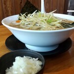 椿ラーメンショップ - 背脂ネギ味噌ラーメン大盛＋煮玉子と刻み玉ねぎ❗️