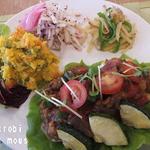 ナチュラル カフェ ヒ・ミ・ツ基地 - お野菜たっぷり！トマトの下には豆腐ステーキ