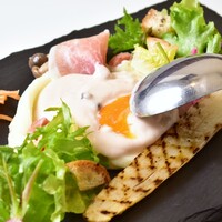 ウフ・クーラン　黒トリュフのモルネーソース