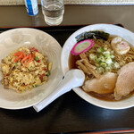 味処 十三里 - 醤油ラーメンと半炒飯。半ラーメンは無い。