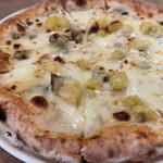 青いナポリ - アメリカーナはさつまいもにゴルゴンゾーラのピッツァ