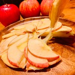 Honey pizza with melted cheese and apples (2-3 servings)