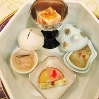 ホテル雅叙園東京 - くらげの頭 葱味/紅染め胡麻豆腐 春小鯛手毬なます/モッツアレラチーズを包んだ生ハム/鶏肉のムース仕立て