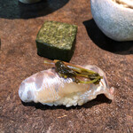朔 - 雨子の握りと春菊豆腐 吉野葛を使って→出来たての春菊豆腐！それが一番印象的だったのですが…熱々の緑のキューブを一口パクリとすると吉野葛のトロリとした餡から爽やかな春菊の香りが…早々に虜に…