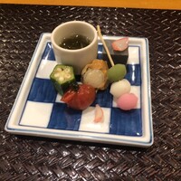 馳走菴 ひじり - 八寸
                    ・細もずく
                    ・黒胡麻蒟蒻
                    ・三色団子
                    ・帆立の旨煮
                    ・プチトマト
                    ・オクラの旨煮
                    ・百合根 花あしらい
                    →三色団子といい、百合根といい、春のウキウキする気分をうまく表現してくださる八寸！