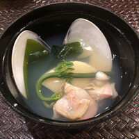 馳走菴 ひじり - 九十九里 蛤と京都塚原 長谷川さんの白子筍 鳴門 新わかめの潮汁
                      →素晴らしい蛤出汁の椀には何と白子筍が！！コーンのような甘みと瑞々しくシャクシャク食感は最高！九十九里の蛤と濃いお出汁に負けません！