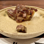 たでの葉 - 長崎県産のスッポン炭火焼き
      骨付きの身と小さなレバーをひとかけ。
      身がテゥルンテゥルン、食べるところがいっぱいあり、しっかりと噛みしめると甘みと旨みが出てきます。
      タレも甘さ控えめで美味しいです♪