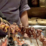 たでの葉 - スッポン炭火焼き
      タレを付けてから仕上げの焼きをされています♪
      右側には山女が準備されています♪