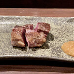 たでの葉 - 熊本県産の天然尾長鴨
      狩猟期に捕獲しお店で羽根をむしり冷凍保存していたものです。
      塩かピリ辛の味噌で、何も付けなくても旨みがありそのままで充分に美味しいです。
      肉質は野生味に溢れしっかりとしています。