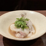 たでの葉 -  ツキノワグマとご主人が掘った筍 　部位はランプ、薄切りにしてスッポンのスープでしゃぶしゃぶにしています。 味にはクセも臭みも全くありません、植物や木の実を好んで食べることと、やはり血抜きの処理が良いのでしょうね。 イノシシ同様脂身に旨味がありますが、クマ独特な味わい、私はこの味が大好きです(^^♪