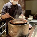 たでの葉 -  ツキノワグマの肉質はやや硬めですので、薄切りにしてスッポンのスープでしゃぶしゃぶにしています。