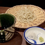 たでの葉 - 〆のお蕎麦 薬味の葱の辛さに目が覚める思いです。 このお蕎麦と汁が凄く美味しいのです。 皆様、ズズズッと豪快にすすられていました(^^♪