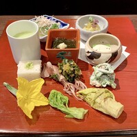 たでの葉 - 
                    セロリぬた和え
                    うるいお浸し
                    そら豆すり流し
                    岩モズク
                    スナップエンドウ
                    針桐の芽白和え
                    ホタルイカ行者にんにくソース
                    自然薯寒天
                    いたどり芽西京味噌漬け
                    コシアブラお浸し
                    花丸胡瓜に金山寺味噌