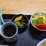 一平食堂 - おしんこ、サラダ