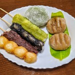 かすみだんごや - 左から時計回りにしょうゆ・あんこ・ごま・ぬた・草餅・ゆべし（110円×6）