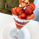 タカノフルーツパーラー - 苺のパフェ(1,650円)