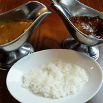 Kicchin Sakurai - 一口サイズの牛スジ肉のハヤシライス（右）　一口サイズのチキンカレー（左）