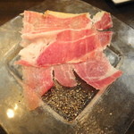 オイノス - 生ハムはその場でスライスしてくれます