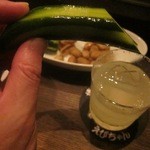屋台バーえびちゃん - ではきゅうりを食べながらカクテルを