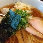 八雲 - 特製ワンタン麺ハーフ黒だしアップ