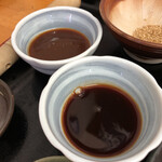 とんかつ 栄ちゃん - 手前が新しいソース